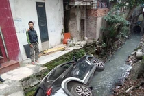 Nữ tài xế lái Mazda CX5 lao thẳng xuống mương nước thải