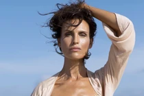 Bà mẹ 3 con tắm 12 phút mỗi ngày để có làn da không nếp nhăn