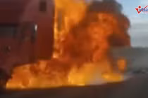 Video: Xe container bốc cháy dữ dội sau khi va chạm xe con