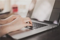 Da xấu, nổi mụn vì... máy tính