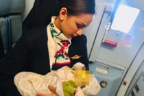 Bức ảnh tiếp viên hàng không cho em bé bú gây xôn xao MXH