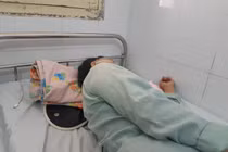 Ăn đầu gà, nữ bệnh nhân đau đớn nhập viện 