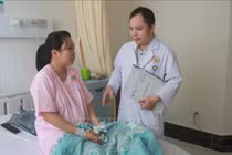 Cắt khối u nang buồng trứng 'khủng' phát triển song hành cùng thai nhi 