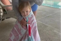 Cảnh báo kiểu quấn khăn tắm khiến trẻ dễ đuối nước ở hồ bơi