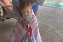 Cảnh báo kiểu quấn khăn tắm khiến trẻ dễ đuối nước ở hồ bơi