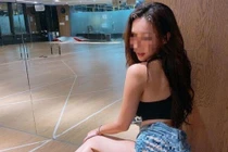 Mặc quần siêu ngắn ra đường, cô gái khiến người nhìn ngượng thay