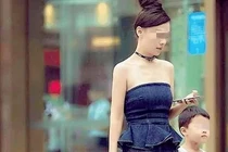 Ngượng đỏ mặt những bà mẹ trẻ mặc hở bạo đến trường đón con 