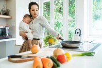 Đón mẹ lên chăm cháu, phản ứng của chồng khiến tôi xúc động