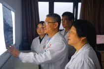 Bé trai đau đầu hơn nửa tháng, biết nguyên nhân gia đình ngã quỵ