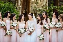 Mặc hở dự đám cưới, bao cô nàng khiến người nhìn "đỏ mặt"