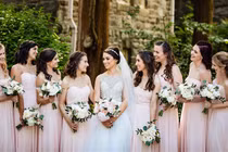 Mặc hở dự đám cưới, bao cô nàng khiến người nhìn "đỏ mặt"