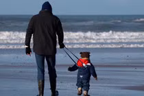 Xích tay con khi đi siêu thị, hot mom gây tranh cãi