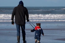 Xích tay con khi đi siêu thị, hot mom gây tranh cãi