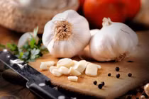 Mắc bệnh dạ dày, bệnh nhân ăn tỏi mỗi ngày và kết đắng