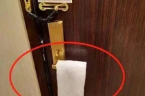 Kinh ngạc lý do treo khăn ẩm lên tay nắm cửa nhà nghỉ