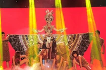 Soi trang phục 2 tỷ của Bảo Anh ở The Remix 2015