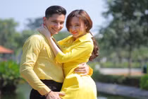 Angela Phương Trinh công khai tình tứ bạn nhảy trên phố