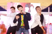 Nathan Lee gặp nạn trên sân khấu vì nhảy sung