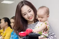 Hoa hậu Mai Phương Thúy giản dị đi làm từ thiện