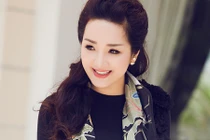 U50 Giáng My hóa thiếu nữ tung tăng dạo phố