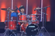 Thần đồng 7 tuổi chơi trống ấn tượng ở “Người bí ẩn“