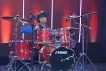 Thần đồng 7 tuổi chơi trống ấn tượng ở “Người bí ẩn“