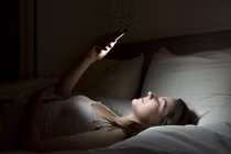 Tác dụng phụ nguy hiểm của ánh sáng smartphone đến sức khỏe
