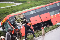 Tai nạn liên hoàn, xe khách chở 20 người văng xuống ruộng