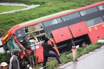 Tai nạn liên hoàn, xe khách chở 20 người văng xuống ruộng