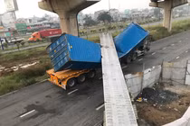 Kinh hoàng container kéo sập cầu bộ hành ở cửa ngõ Sài Gòn