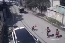 Ô tô 16 chỗ làm rớt 3 học sinh xuống đường: Phòng Giáo dục nói gì? 