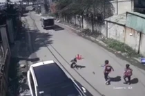 Ô tô 16 chỗ làm rớt 3 học sinh xuống đường: Phòng Giáo dục nói gì? 