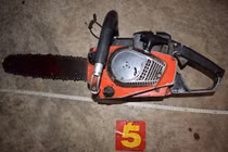 Chồng dùng cưa máy tự cắt cổ tự tử vì mâu thuẫn với vợ 