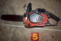 Chồng dùng cưa máy tự cắt cổ tự tử vì mâu thuẫn với vợ 