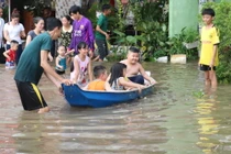 Triều cường lớn nhất lịch sử ở Cần Thơ: Bơi ghe giữa đường