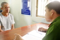 Sau khi uống nửa lít rượu, gã đàn ông dâm ô bé gái 9 tuổi