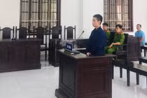 Bị ép nhậu tiếp, em ấn đầu anh trai xuống nước đến chết