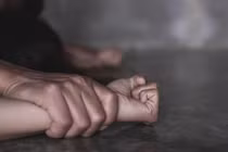 Cô gái 18 tuổi vừa sinh con bị gã đàn ông vào tận phòng ngủ cưỡng bức