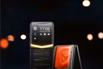 Xuýt xoa điện thoại gập hơn trăm triệu, đại gia thích mê 