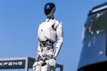 Robot hình người sở hữu bộ não siêu máy tính, đôi mắt đại bàng