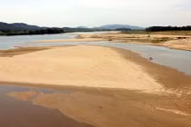 Sông Lam trơ đáy, người Nghệ An quay cuồng vì nắng nóng