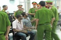 Hai ông Tây “quậy” tung tòa án Khánh Hoà