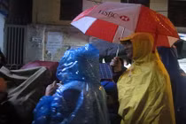 Người HN đội mưa xếp hàng đăng ký tiêm vacxin 5 trong 1