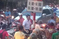 Ông Khuất Việt Hùng cầm “vỉ ruồi” phân luồng giao thông gây sốt