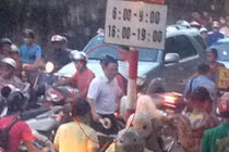 Ông Khuất Việt Hùng cầm “vỉ ruồi” phân luồng giao thông gây sốt