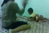 Phẫn nộ người mẹ liên tục đánh đập con tàn bạo 
