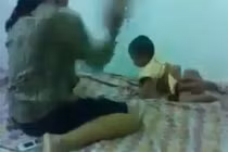 Phẫn nộ người mẹ liên tục đánh đập con tàn bạo 