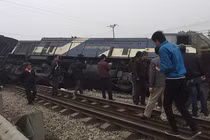 Hiện trường vụ tàu hỏa đâm xe tải nát bét ở Hà Nội