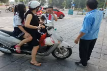 Phụ huynh dậy sớm đưa con đi dự lễ khai giảng năm học mới