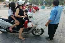 Phụ huynh dậy sớm đưa con đi dự lễ khai giảng năm học mới